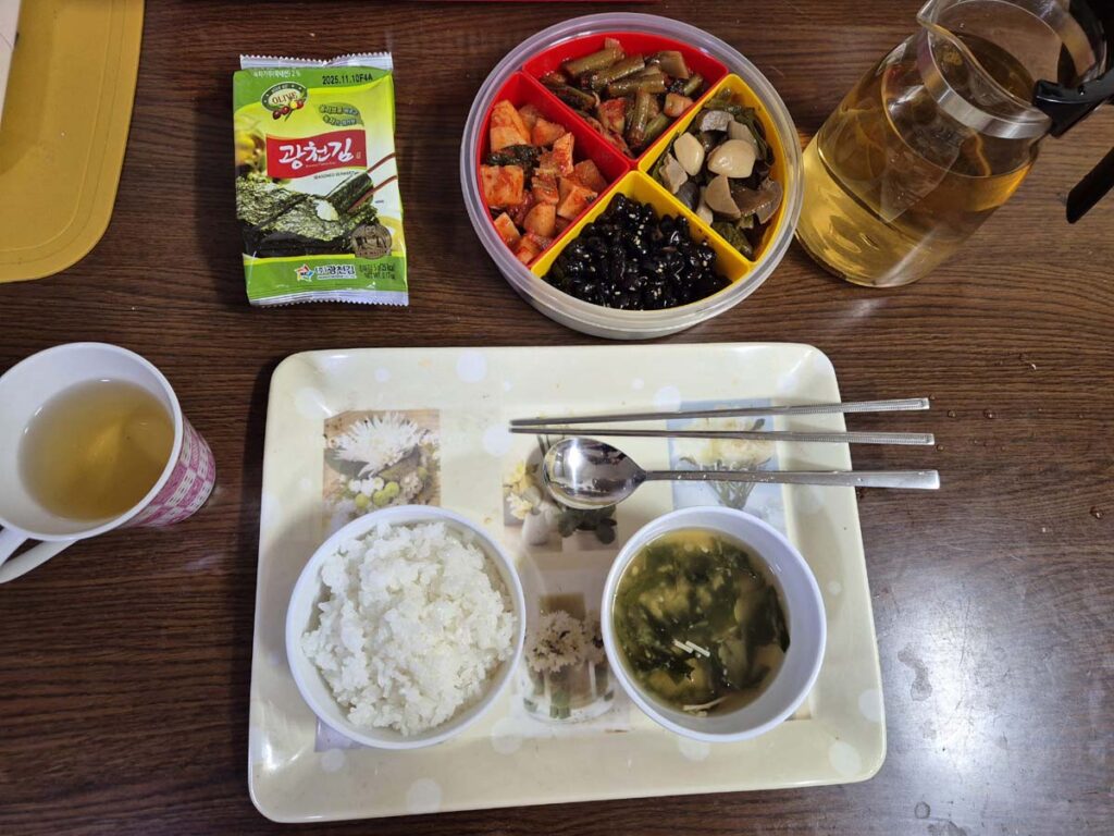 텅 빈 식탁이 주는 평안함 2