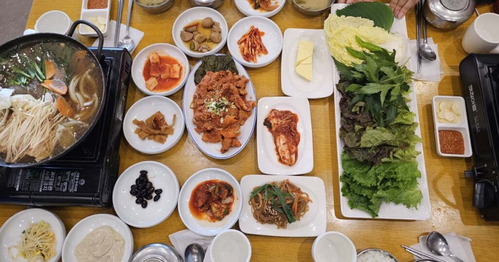 텅 빈 식탁이 주는 평안함 1